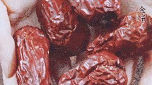 紅棗洗凈，對半剪開。