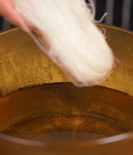 甜玉米煮熟剝粒，拌入適量沙拉醬拌勻。