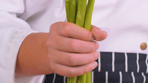 蘆筍刨去老筋，斜切小段。