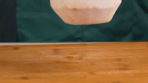 椰子切開頂部，把椰子水倒出，再把椰肉切片。