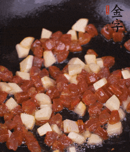 鍋中熱油，下香腸丁、茭白丁大火炒出香味。倒入米飯拍散，炒2～3分鐘。