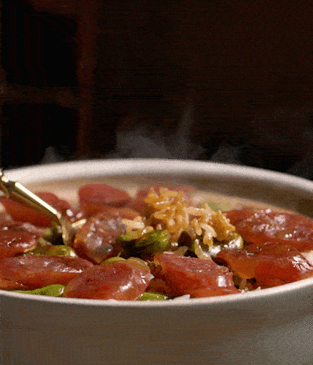 用生抽、白糖、蠔油、芝麻油調個汁，淋汁、攪拌、開吃。