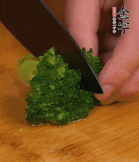 西蘭花用淡鹽水浸泡十幾分鐘后過開水焯燙熟后撈出。