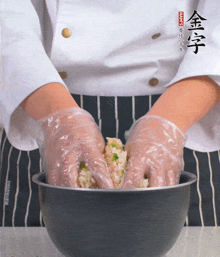 米飯中放西蘭花碎、咸肉丁，加少許黑胡椒、十來滴橄欖油拌勻。