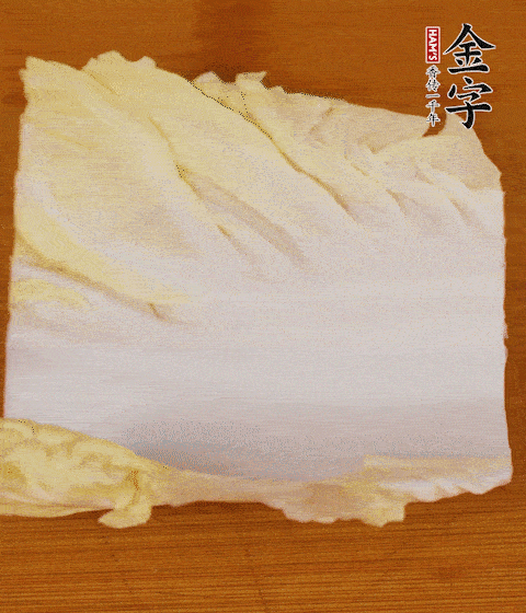 一片白菜一片淡火腿交替疊起，疊個兩三層放進(jìn)鍋內(nèi)，直到塞滿鍋。