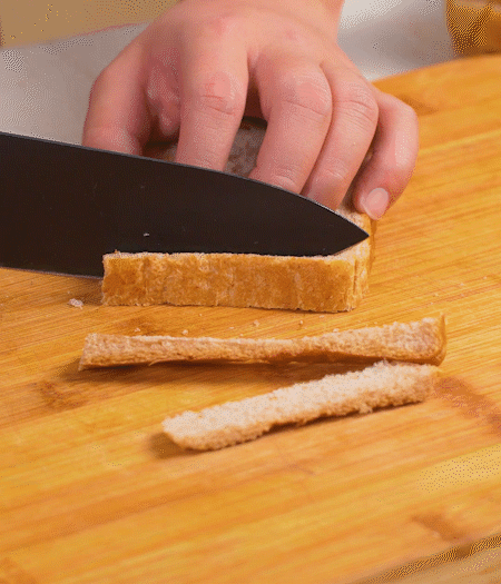 取1片黑麥吐司片，去掉邊邊，涂上一層蛋黃醬。