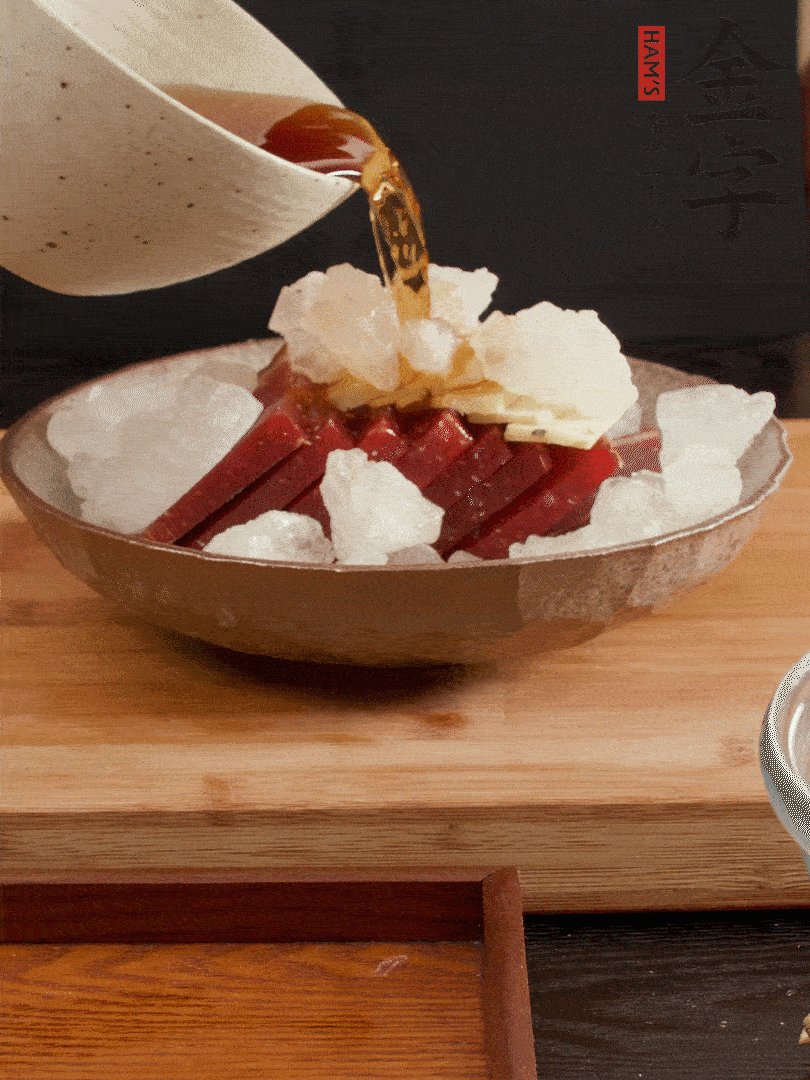 加姜片、冰糖、黃酒、水，蒸60分鐘，將火腿的咸逼出來(lái)。