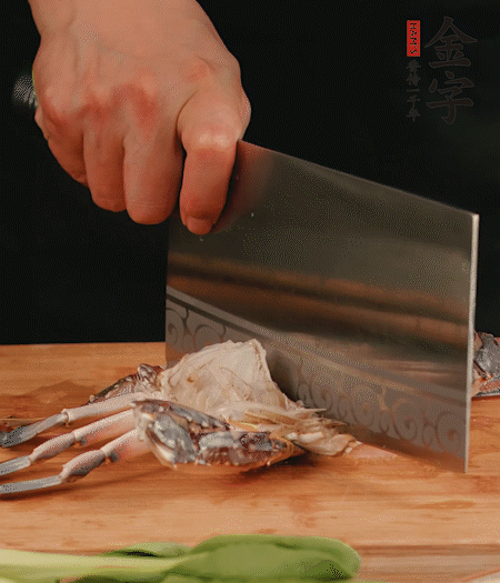 蟹殼拆開(kāi)，去掉蟹肺、蟹心、蟹腮，切成4小塊。