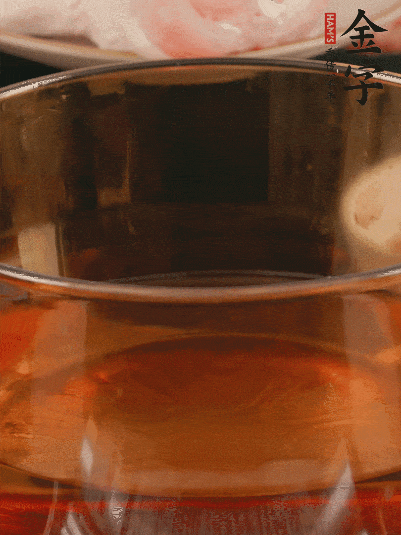 雞腿冷水入鍋，加姜片料酒焯水，撈出溫水洗凈。