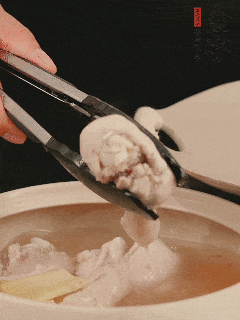 雞腿放入砂鍋，加姜片、料酒、清水，中火燉煮20分鐘撈出。