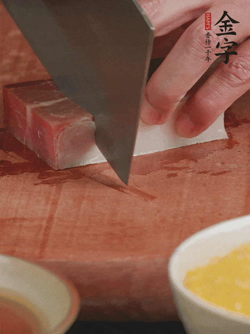 金字火腿去皮，切成大塊。