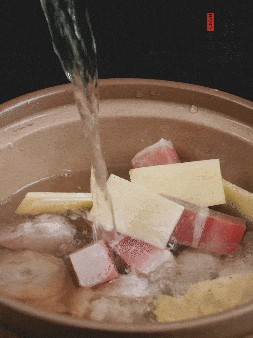 雞塊、火腿、姜片加適量料酒、清水燉80分鐘。