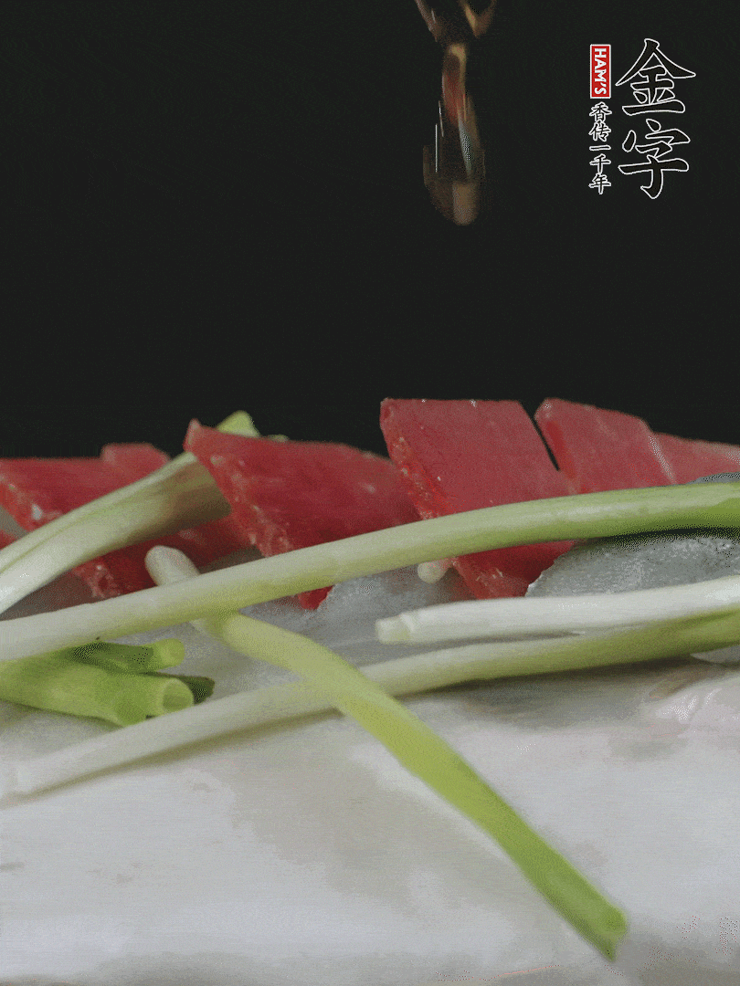 蔥白置于魚身，放適量豌豆，淋上花雕酒。