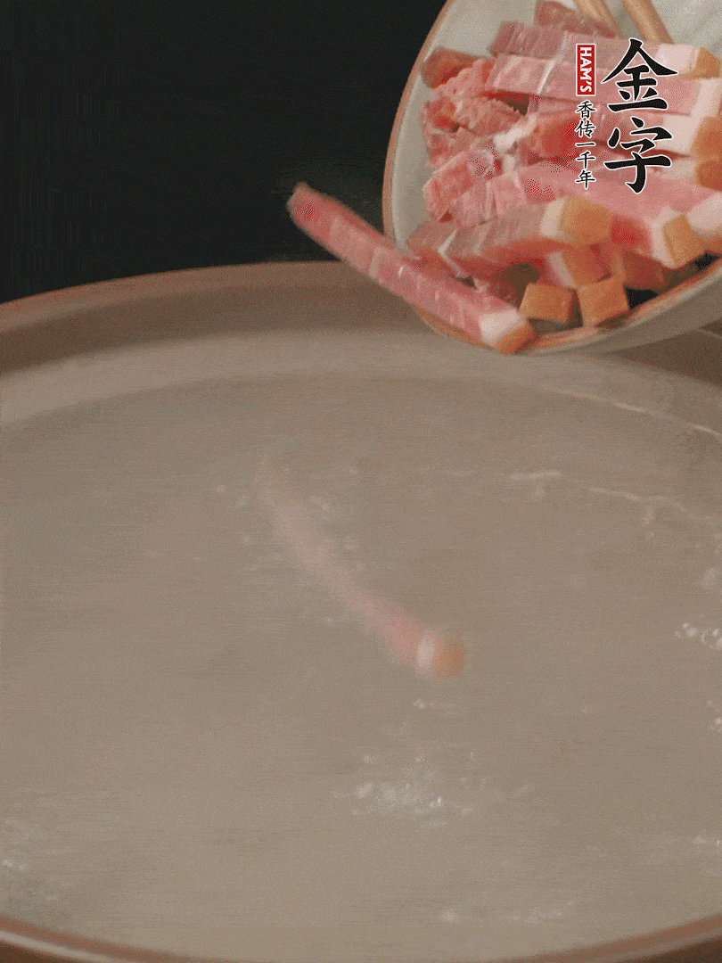 金字火腿切絲，熱水下鍋，放火腿燉煮15分鐘。