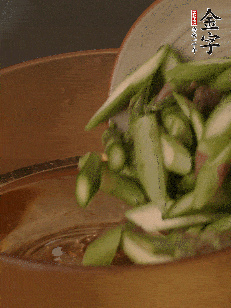 蘆筍、白玉菇焯水30秒備用。