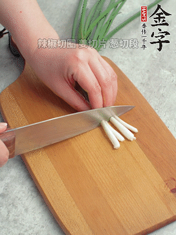 切好的咸肉鋪在碗邊，然后把千張放在中間。