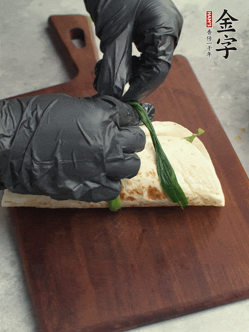 用焯過水的小蔥打結。