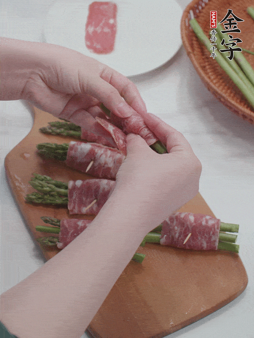 蘆筍切小段，蘆筍段用金字培根火腿卷起。