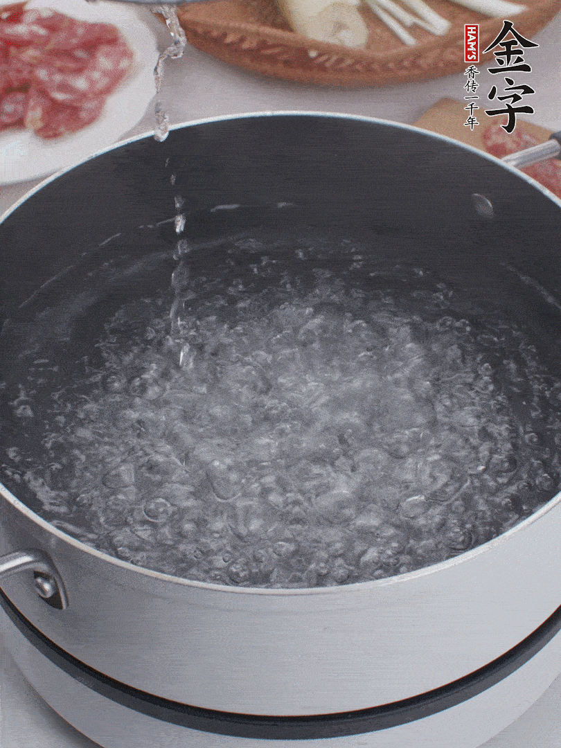 春筍去殼切片，焯水3分鐘。