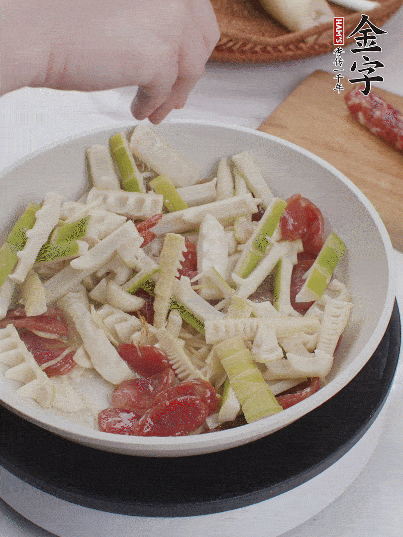 出鍋前撒蔥花。