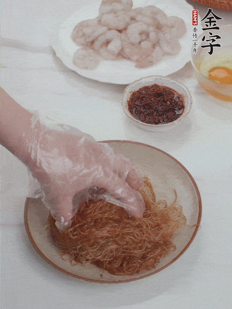 粉絲泡軟后，入沸水煮10秒，撈出后加1/2勺老抽、1/2勺食用油挑松。