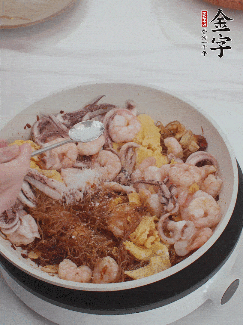 加雞蛋，蝦仁，魷魚混合。