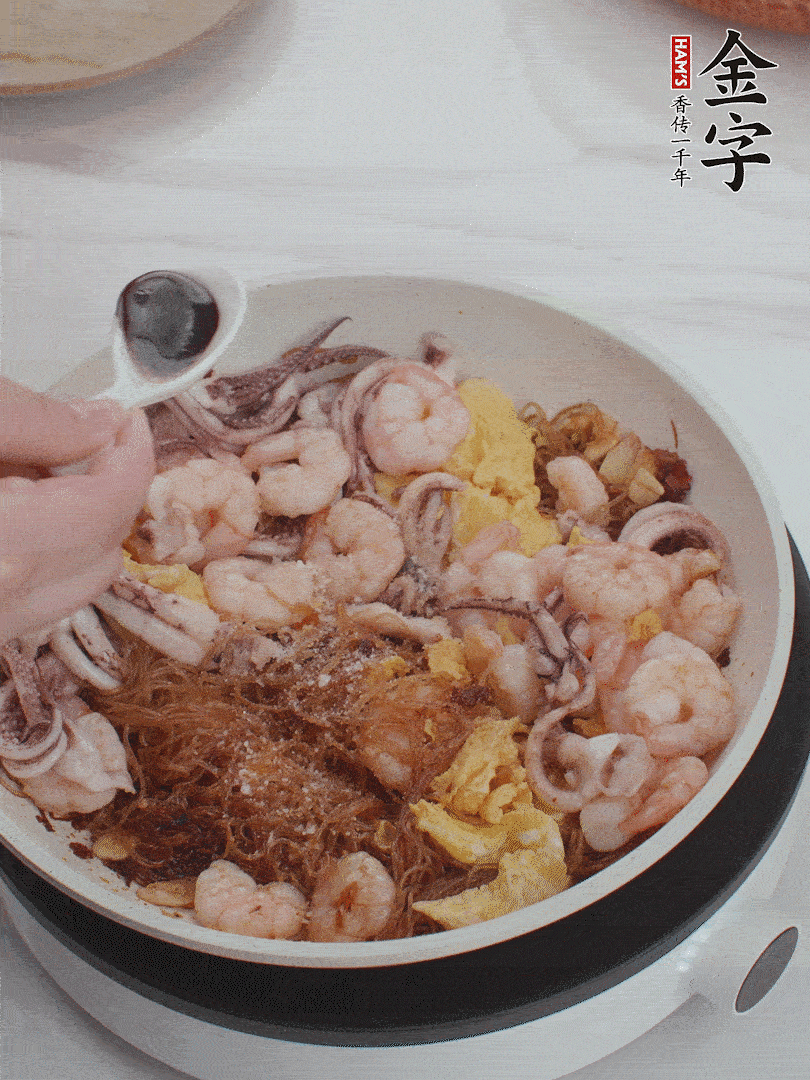 放1/3勺鹽、1/3勺雞精、1/3勺糖、2/3勺生抽調(diào)味。