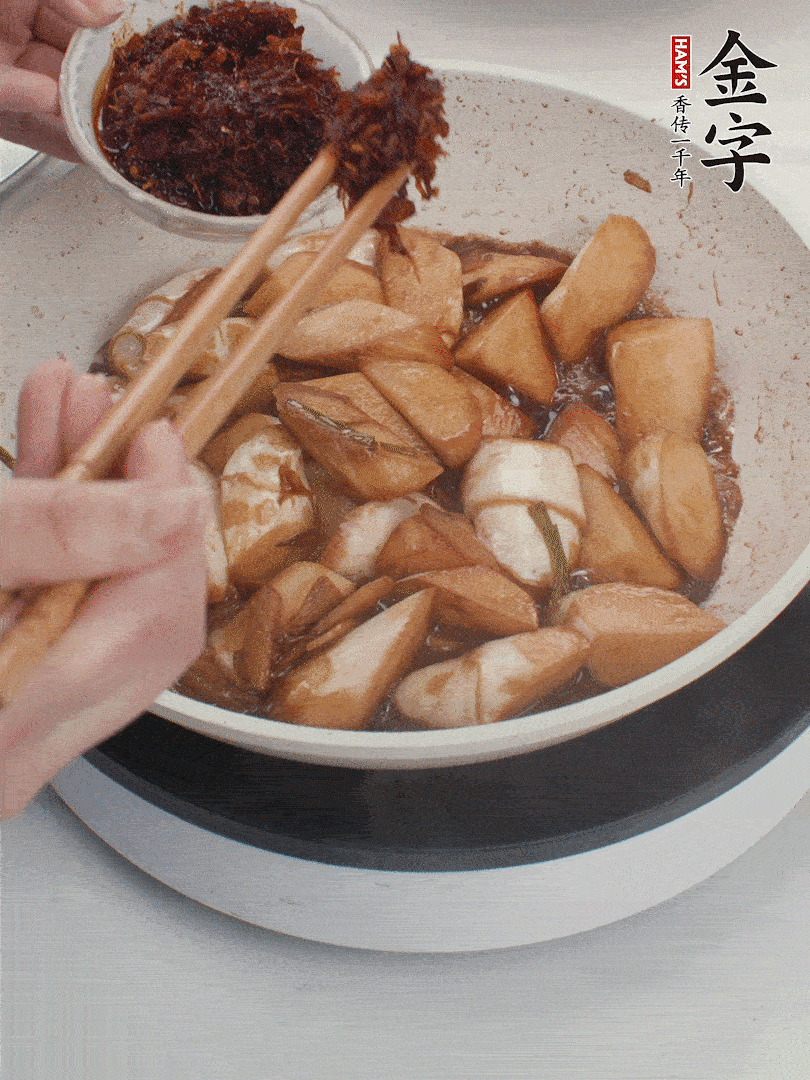 湯汁收濃，加金字火腿XO醬翻炒均勻。