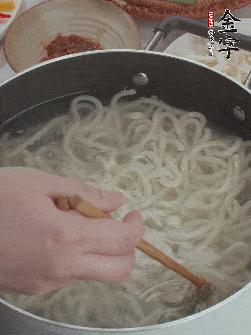 鍋中水煮沸，下烏冬面焯5秒鐘，撈出瀝干。