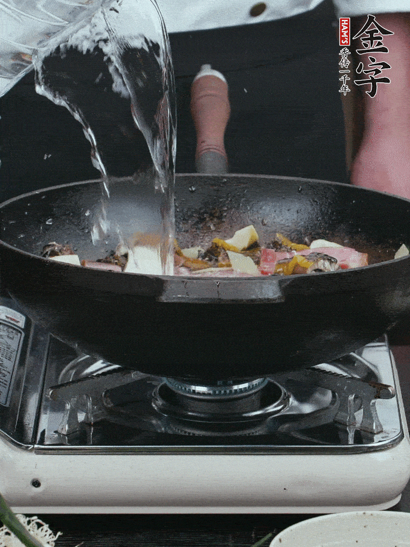 加適量黃酒，倒清水沒過。