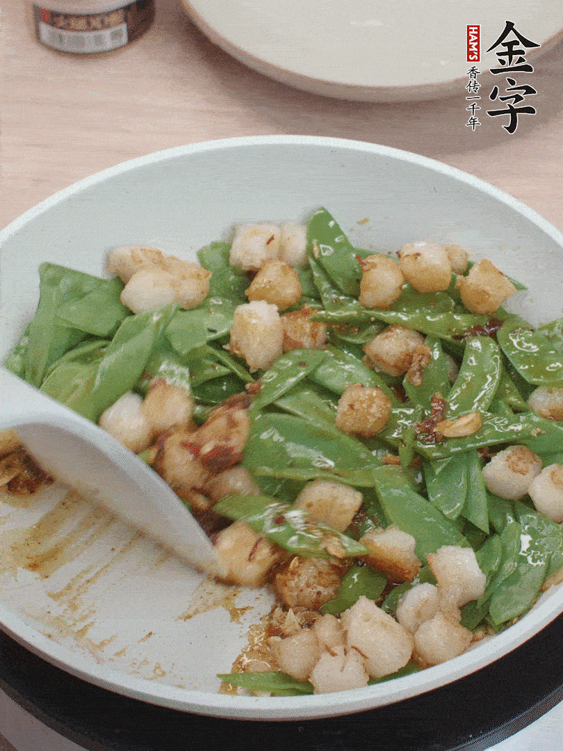 下甜豆莢、鮮貝輕輕翻炒均勻。
