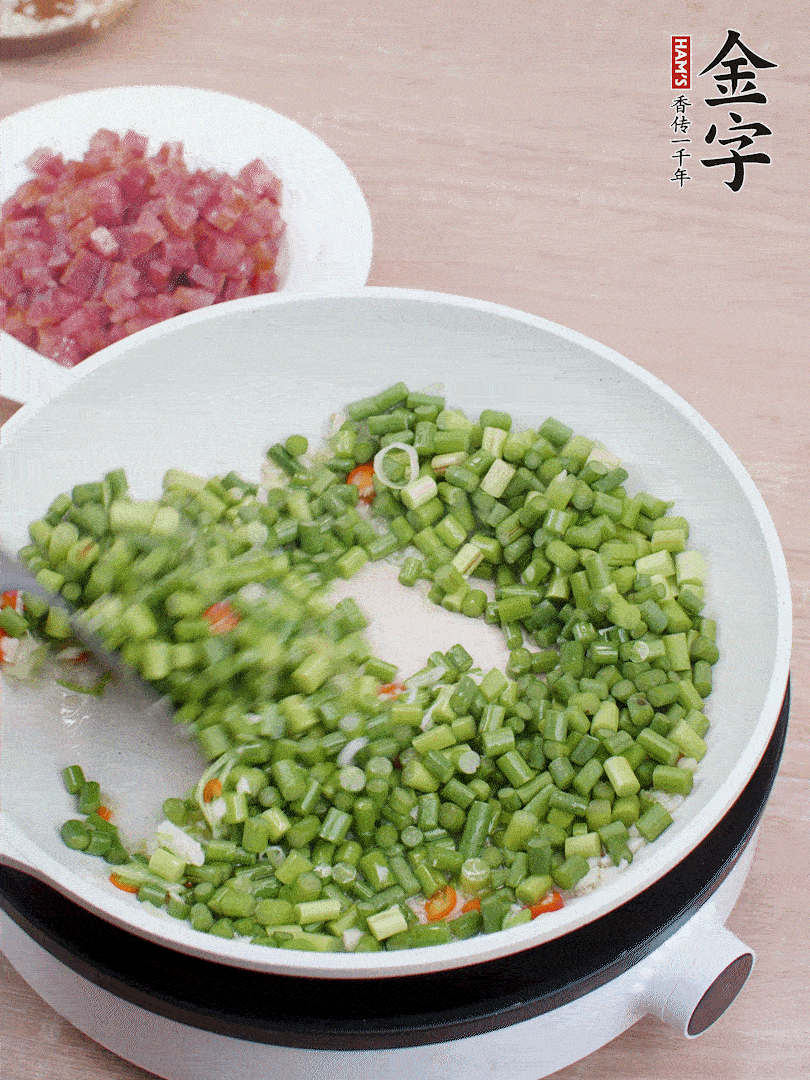 下蒜苔丁、一點鹽翻炒。