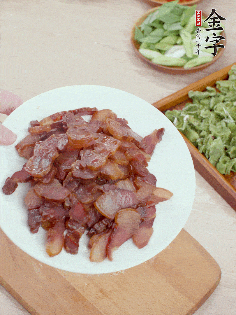 臘肉水煮15分鐘，切薄片。