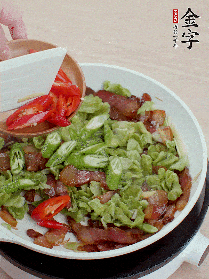 放萵筍干、青紅椒圈爆炒1分鐘。