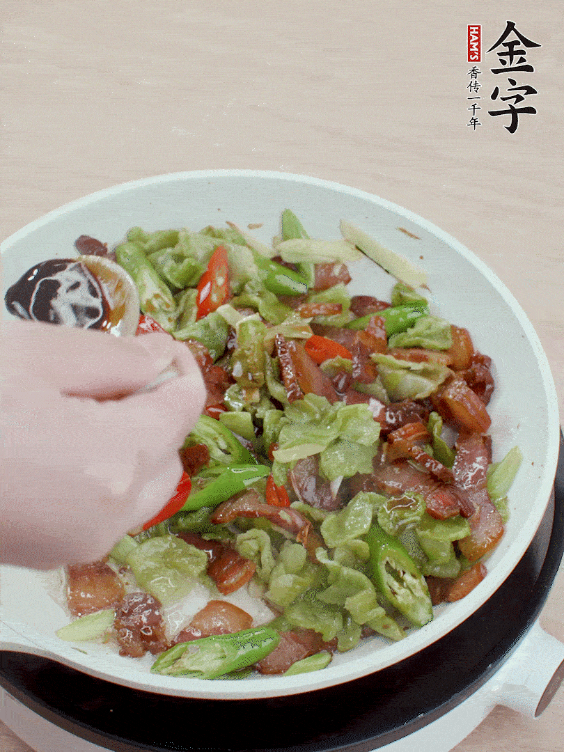 2勺生抽調(diào)味，最后撒蒜葉。