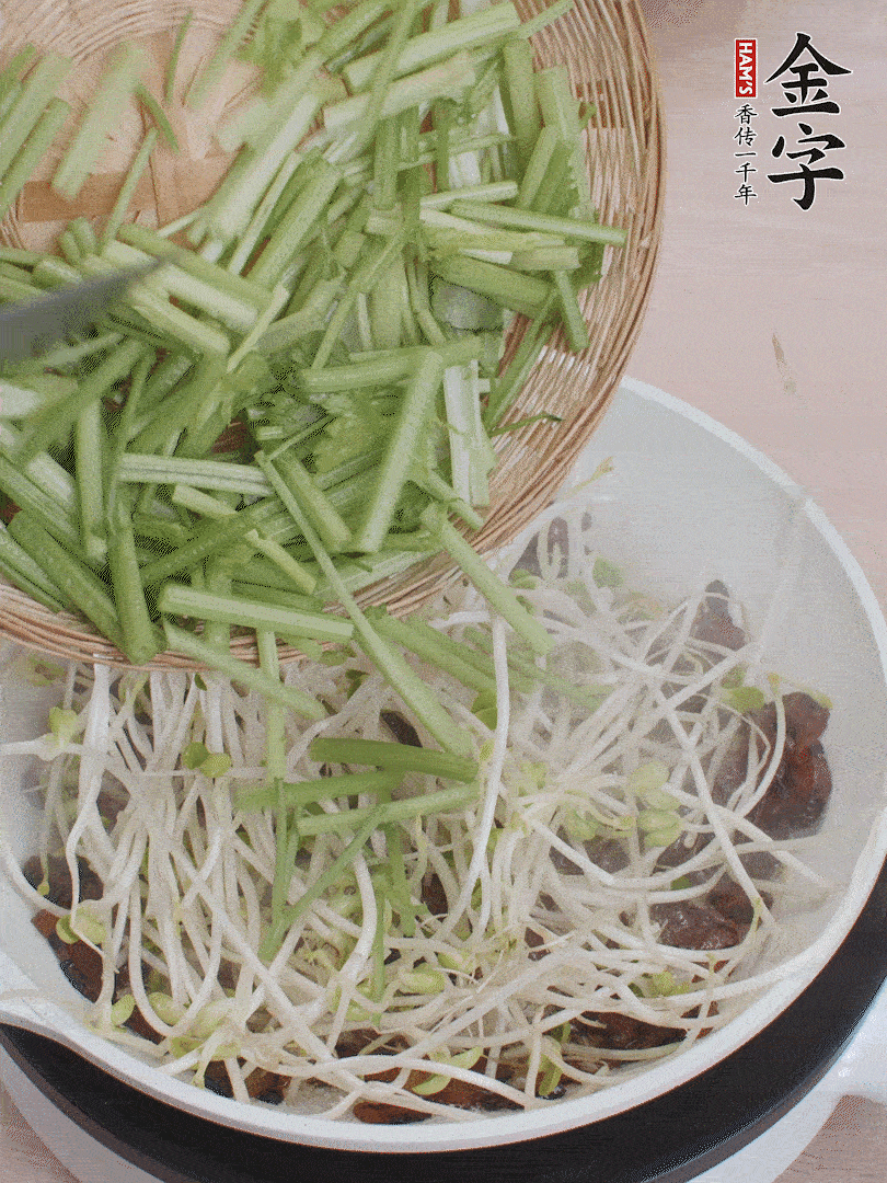 下豆芽、香芹翻炒均勻。
