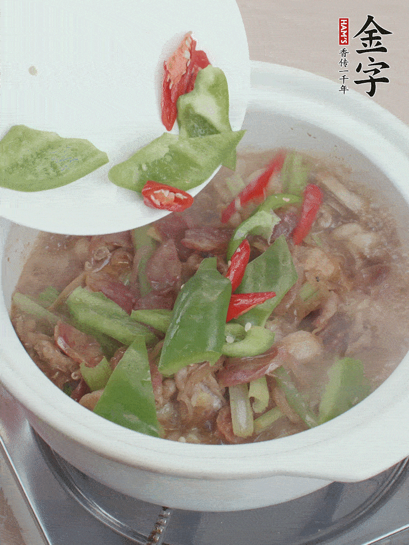 下綠菜椒，翻炒1分鐘。