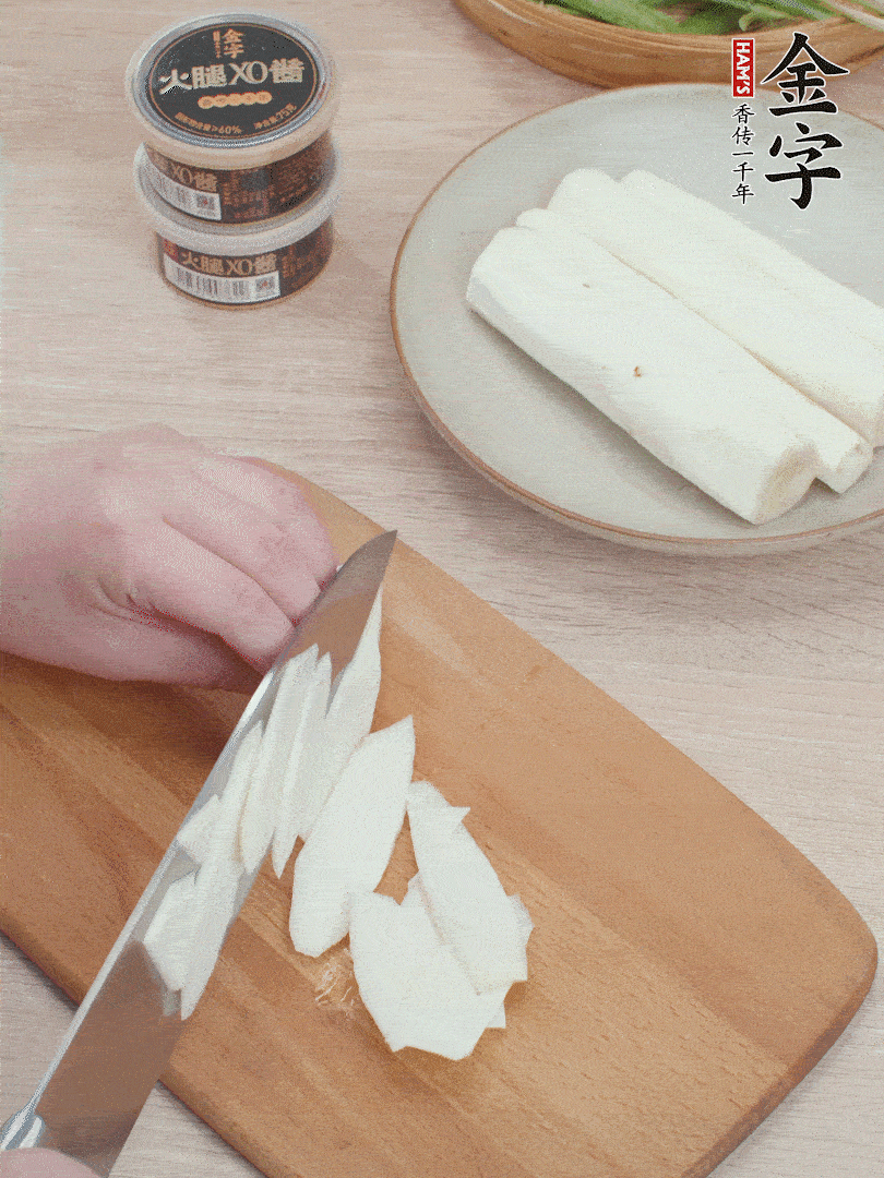 鐵棍山藥去皮，斜刀切片。