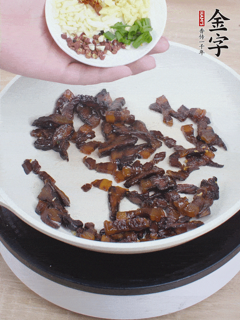 下蔥姜蒜、干辣椒、花椒粒炒香。