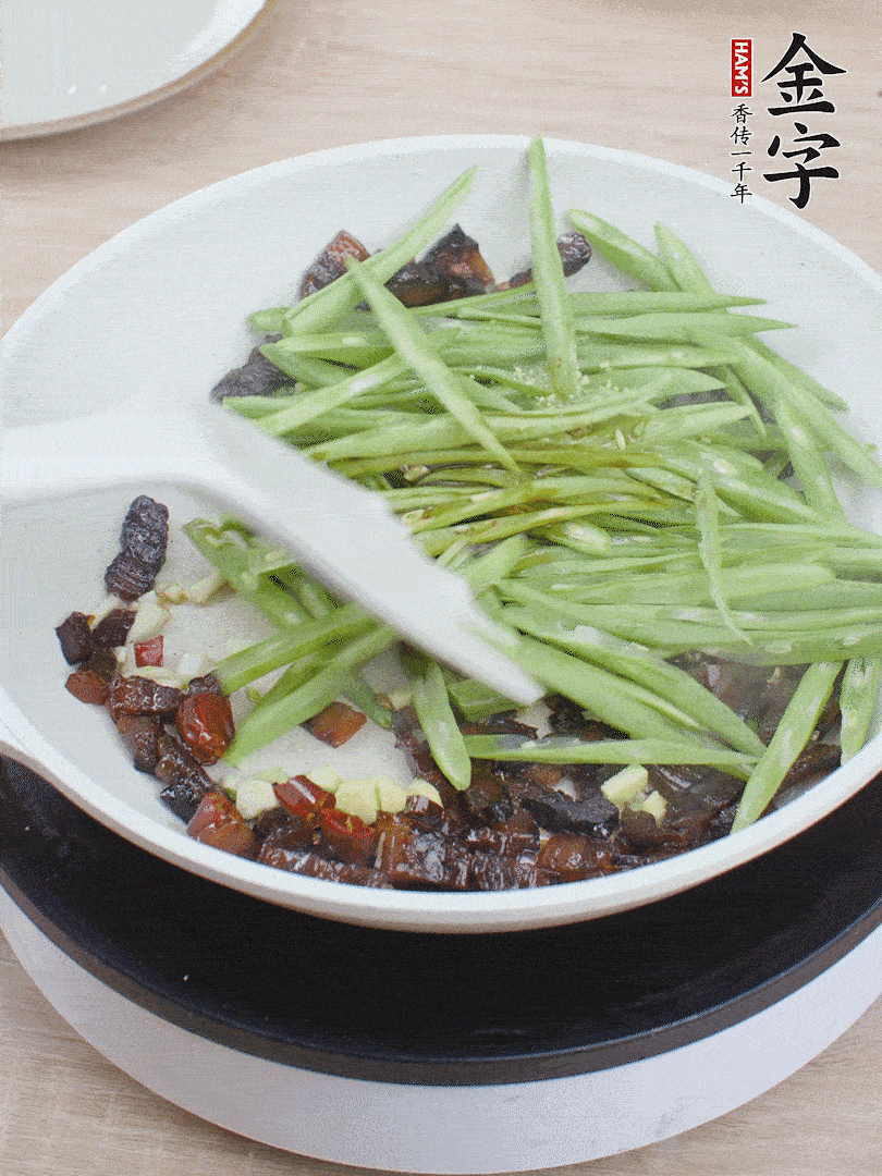 下豆角，生抽、雞精調(diào)味，炒到斷生。