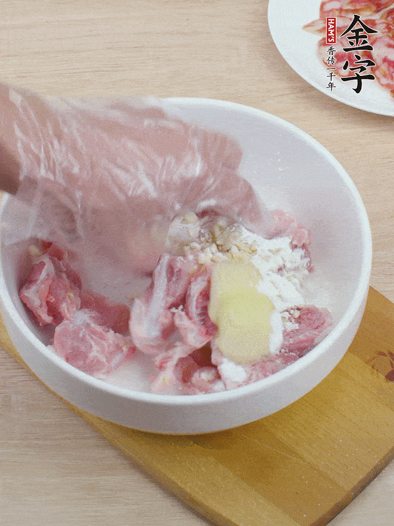 洗凈的小排，加鹽、姜、蒜末、淀粉、胡椒粉抓勻，腌制15分鐘。