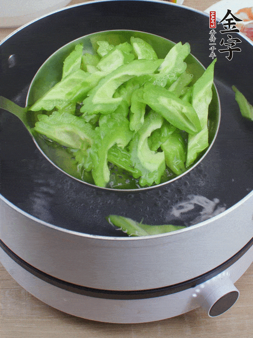 苦瓜去瓤切小塊，開(kāi)水中加鹽汆燙30秒。