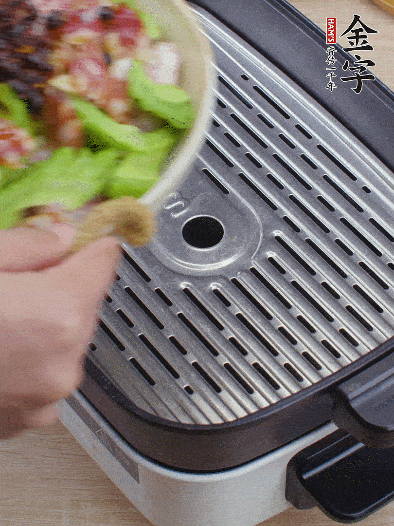 小排、苦瓜、香腸依次碼入，撒上豆豉蒸25分鐘。