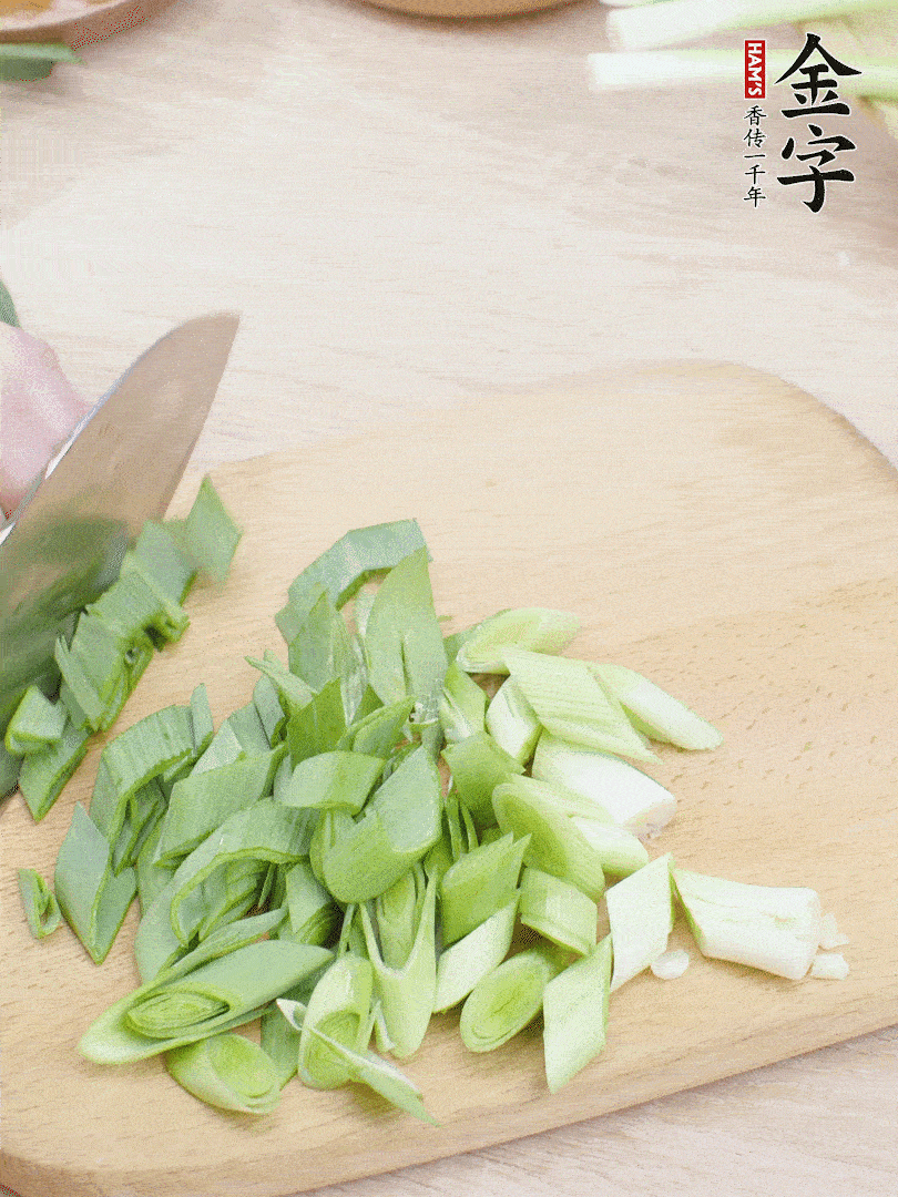 青蒜切段。（蒜白可以拍一下，再斜著切）