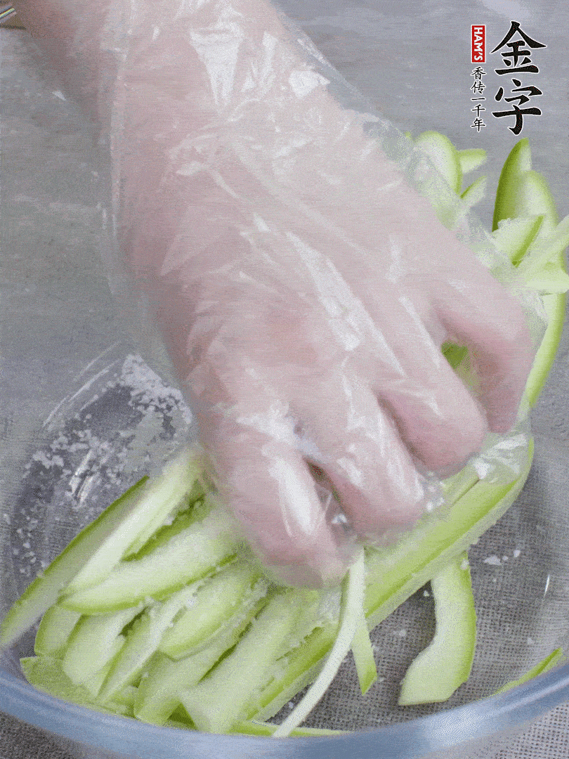 加鹽腌制15分鐘，清洗后擠干水份。