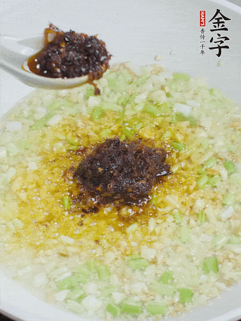 下蔥姜、1大勺金字火腿大師醬爆香。