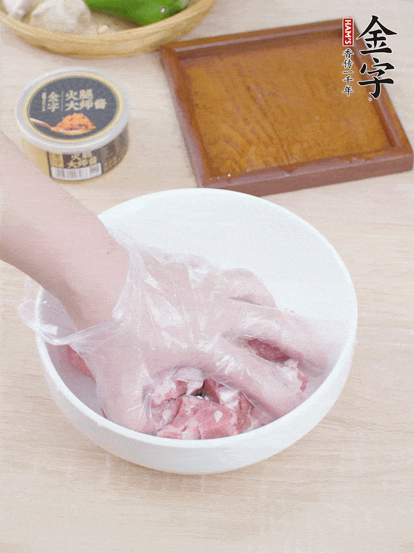 豬小排，加1勺料酒、1勺蠔油、1/3勺白胡椒粉、淀粉，抓拌均勻腌漬30分鐘。青椒去蒂去籽切塊。洋蔥去皮切塊。