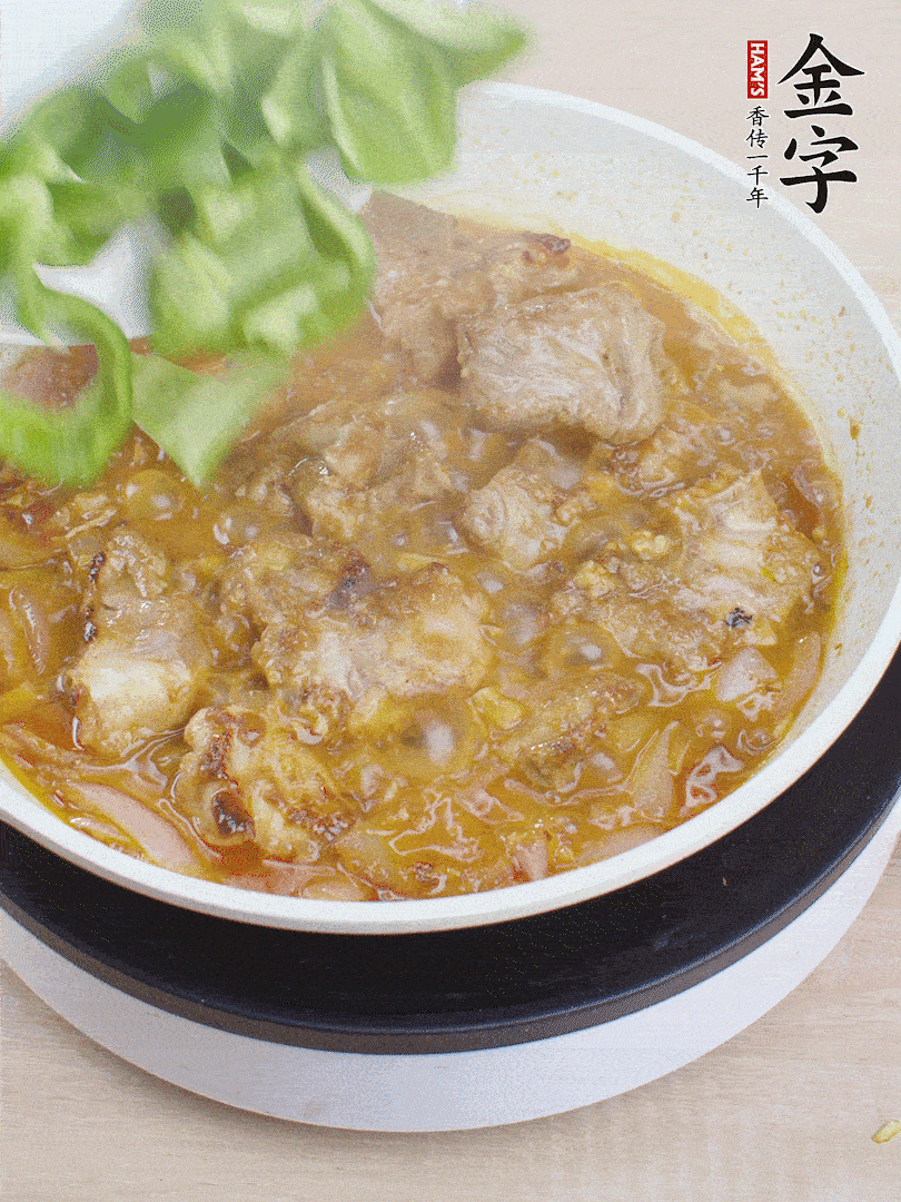 下青椒，翻炒炒至湯汁收干。