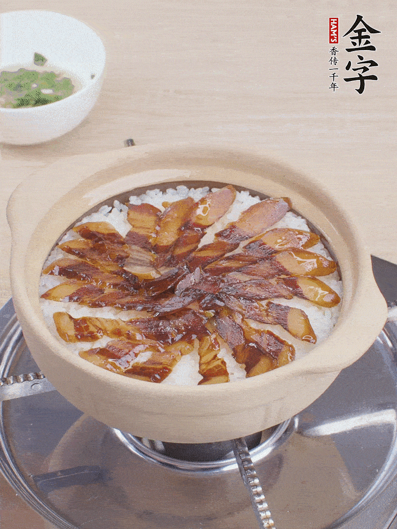 快收水時，鋪醬油肉，鍋邊淋點油，轉動砂鍋，燜煮2分鐘。