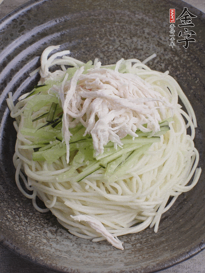 堿水面（熟）倒入大碗中，鋪上黃瓜絲、雞絲。